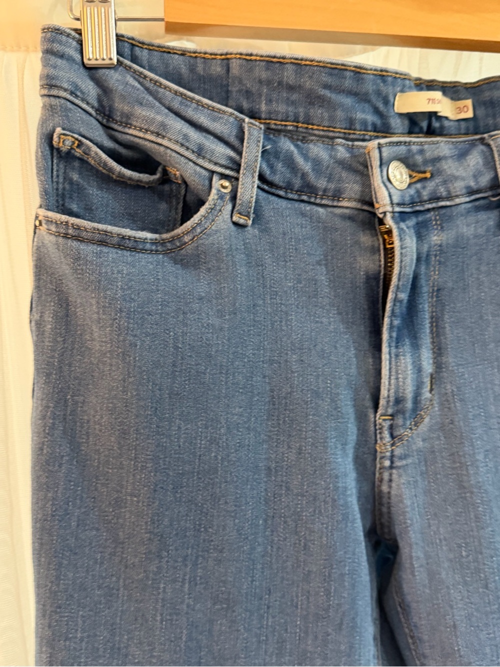 Levi's Women's High-Rise Straight Jeans in Medium Blue